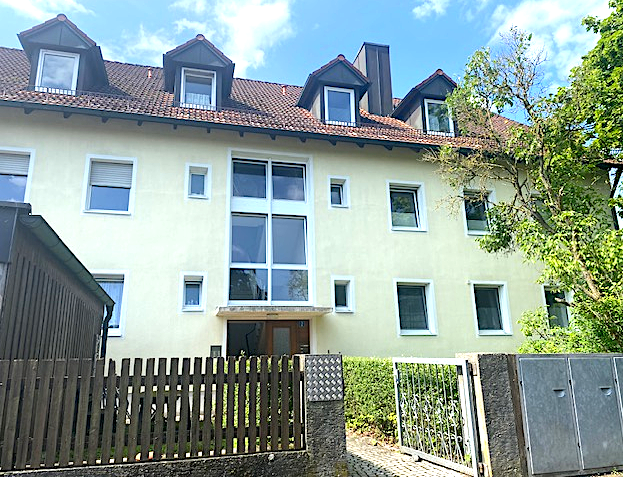Pfaffenhofen - 4-Zimmer Dachgeschosswohnung mit Einbauküche und Garage