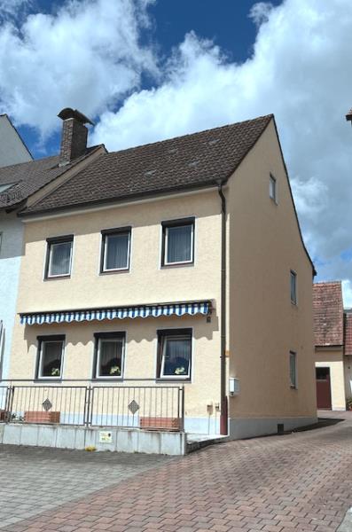 Pfaffenhofen - Älteres Wohnhaus mit Garage und Nebengebäude in zentrumsnaher Lage